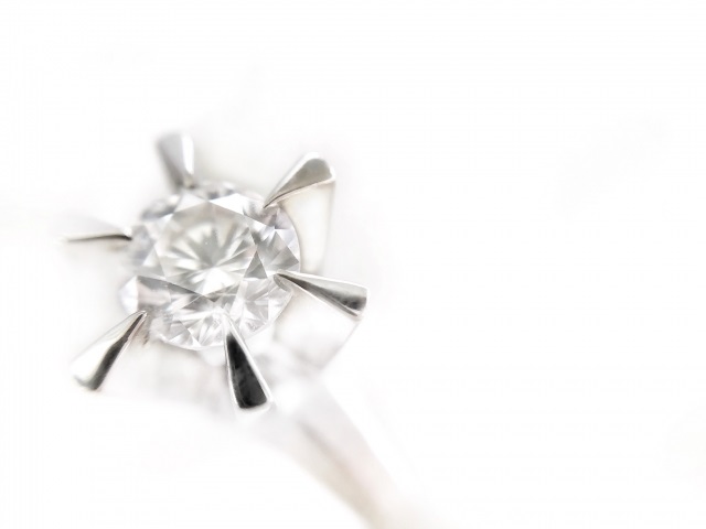 ダイヤモンドの見分け方!簡単6選!自宅の冷蔵庫や水で見分ける方法をご紹介!