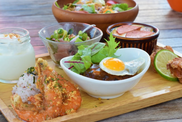 福岡「アイランドプレートランチ 今泉店」メニューと口コミをご紹介！駐車場は？混雑する？人気のハワイアン料理をプレートで！